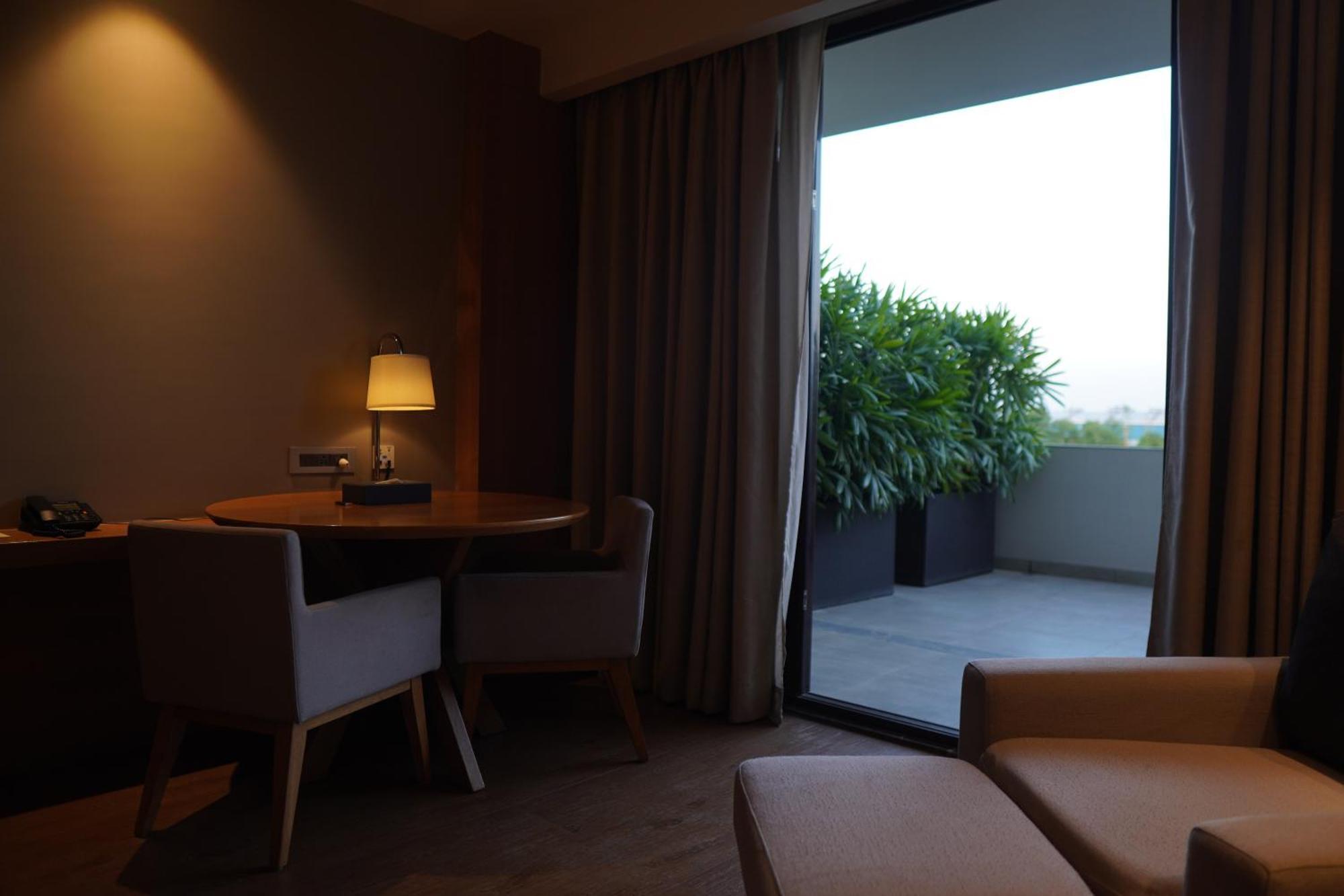 Hotel Kiranshree Grand Guwahati Zewnętrze zdjęcie