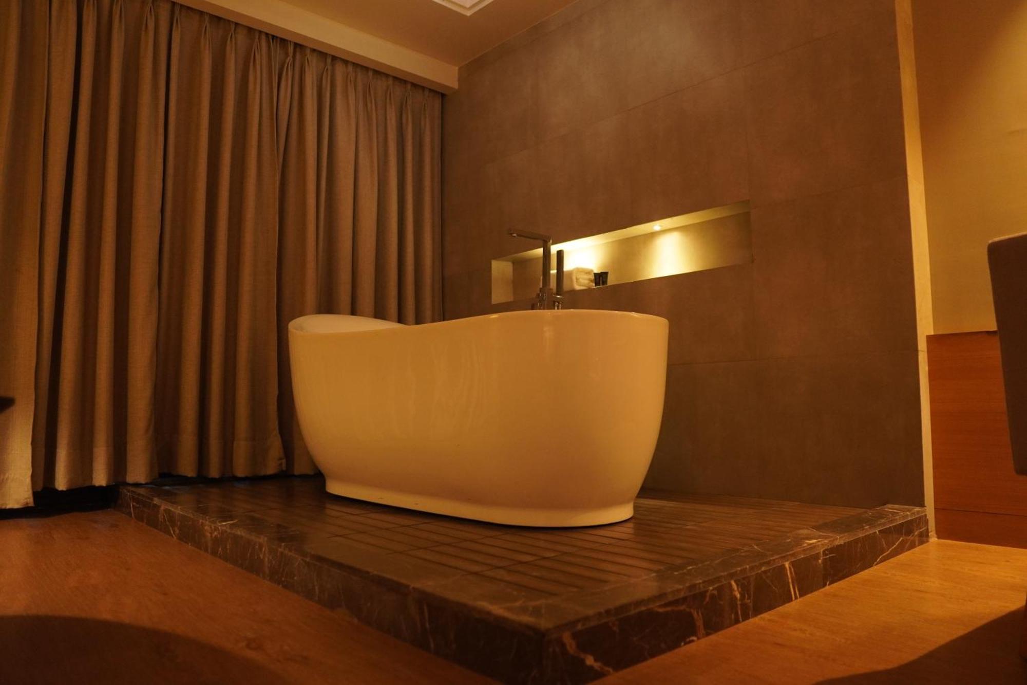 Hotel Kiranshree Grand Guwahati Zewnętrze zdjęcie