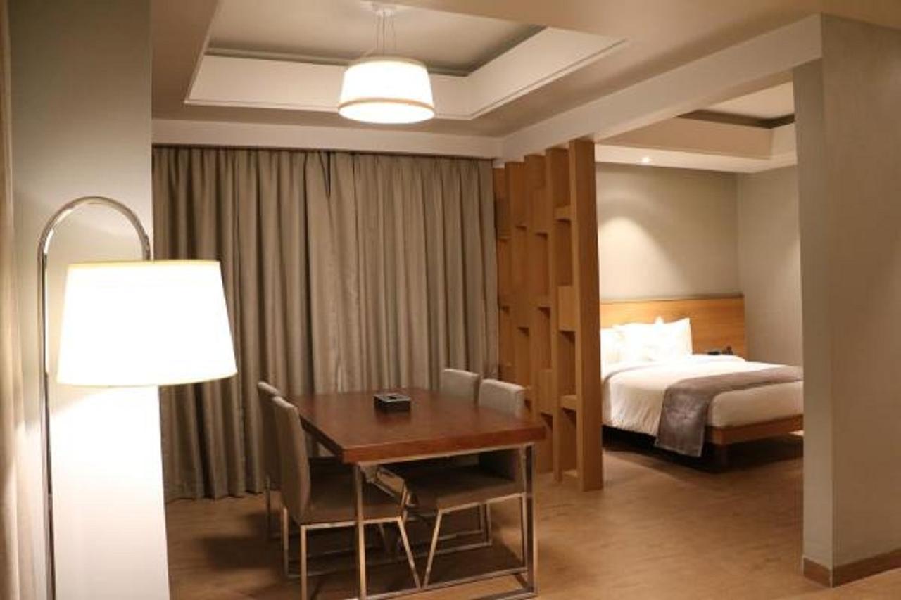 Hotel Kiranshree Grand Guwahati Zewnętrze zdjęcie