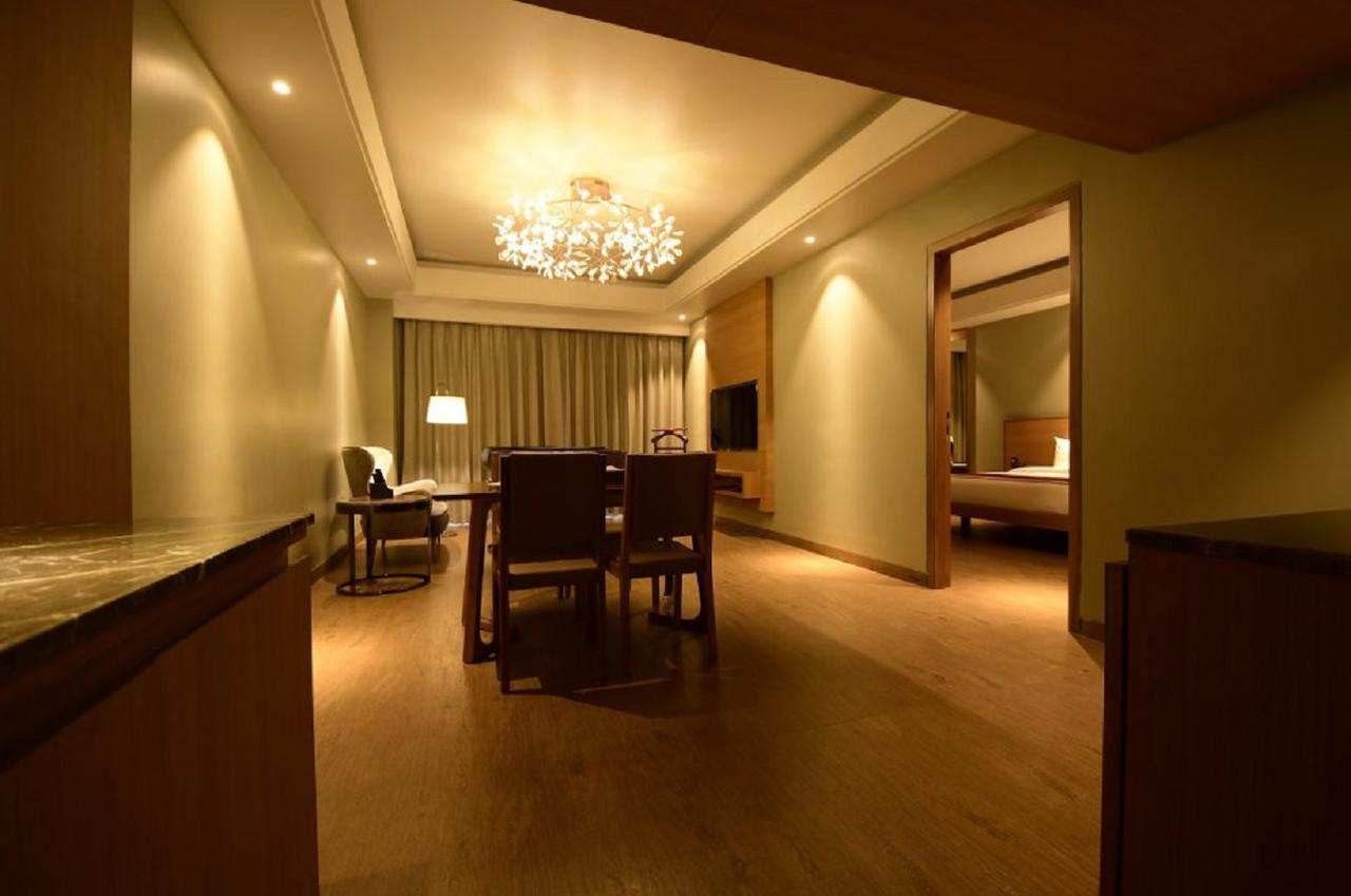 Hotel Kiranshree Grand Guwahati Zewnętrze zdjęcie