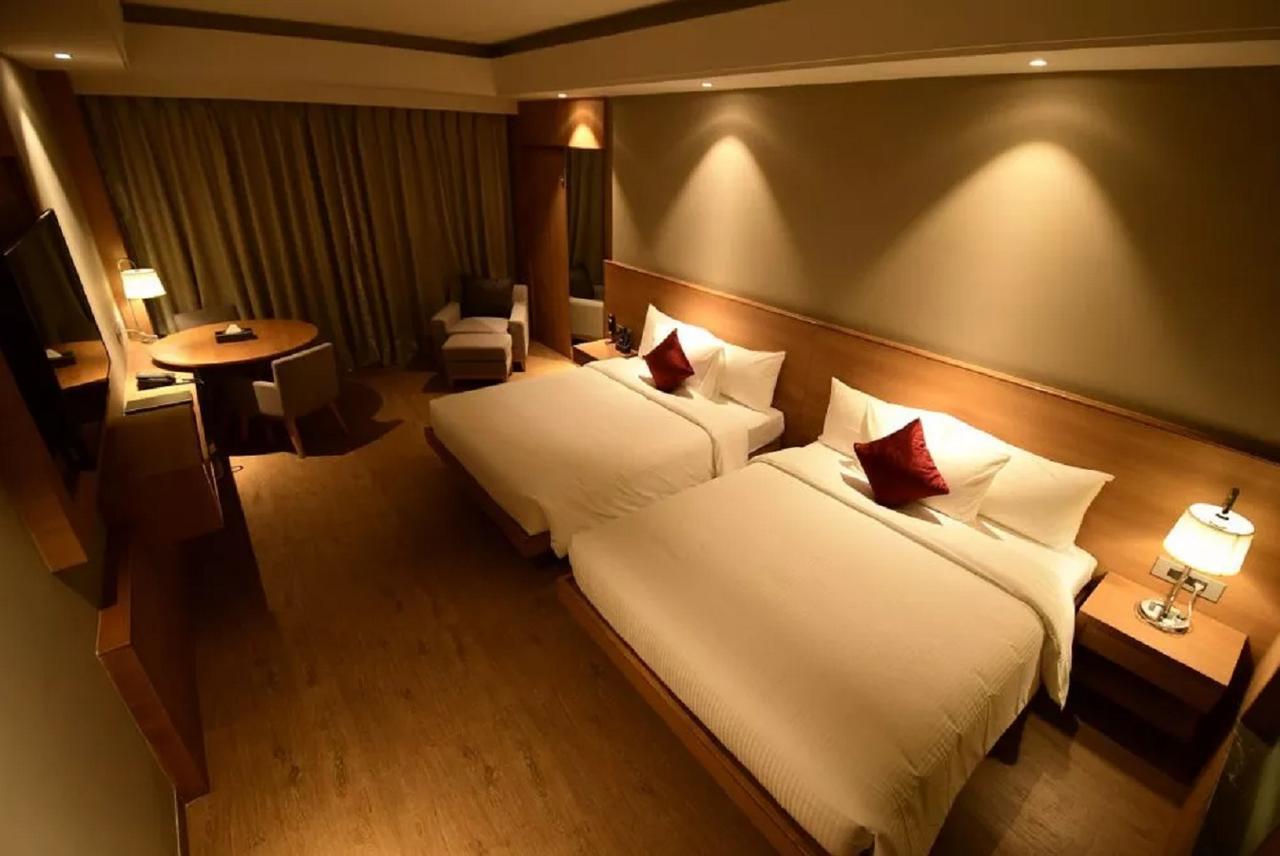 Hotel Kiranshree Grand Guwahati Zewnętrze zdjęcie